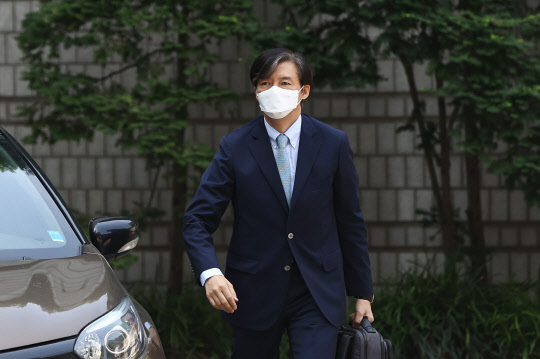 자녀 입시비리 혐의로 재판에 넘겨진 조국 전 법무부 장관이 25일 서초동 서울중앙지법에 출석하고 있다.  연합뉴스